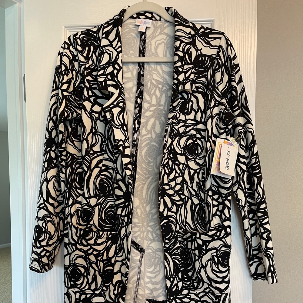 Xs LulaRoe Gwen Blazer- Black/White Floral Print